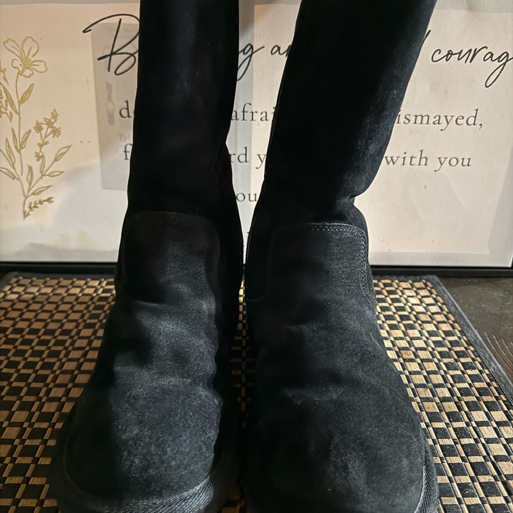 UGG Black Furry Interior Boots Women SZ 9- Box 14